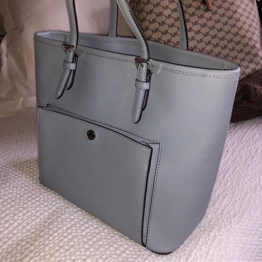 Michael Kors Mid-to-Large Size Shoulder Bag